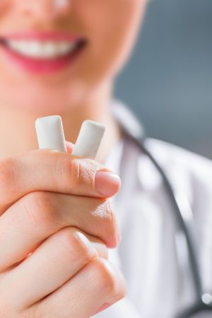 Sugar-free chewing gum with CBD for healthy teeth.